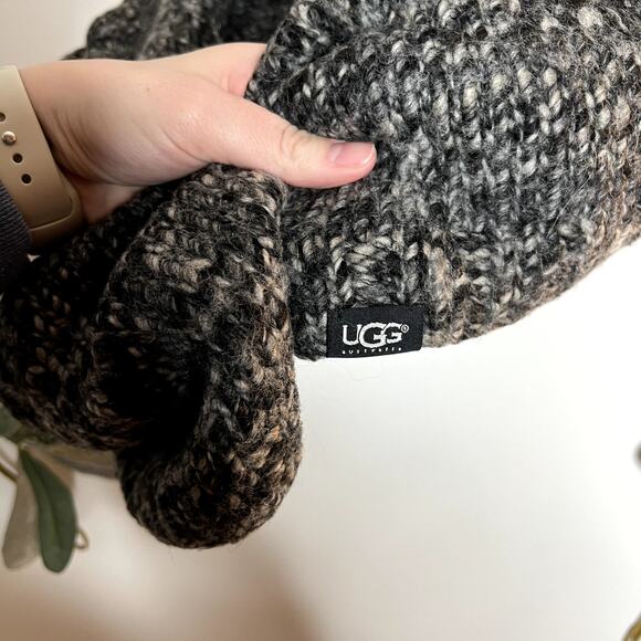 UGG Infinity Scarf - Picture 3 of 8